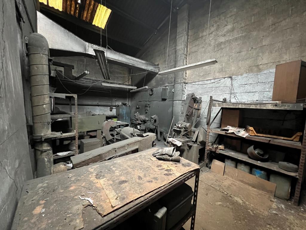 Lot: 111 - INDUSTRIAL UNIT - 